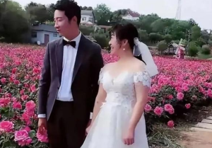 诗人余秀华与90后男友结婚 还网上直播拍摄婚纱照