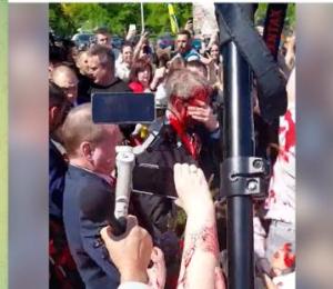 俄驻波兰大使在墓地被人泼红漆 有人高喊侮辱性口号