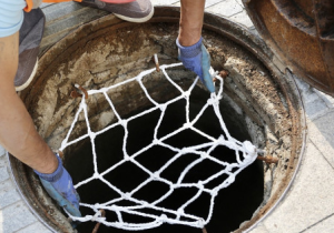 山东泰安：窨井加装安全防坠网 