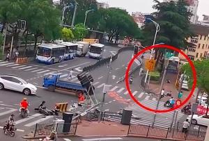 上海墜河公交車后的追車人找到了 和事發司機是同事