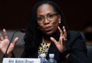 美國首位非裔女性最高法院大法官宣誓就職