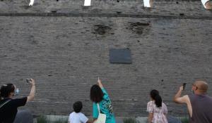 北京市民参观“七七事变”弹坑遗址 缅怀英雄先烈