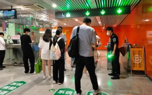 北京地铁闸机无法查验健康码 乘客排队接受人工查验