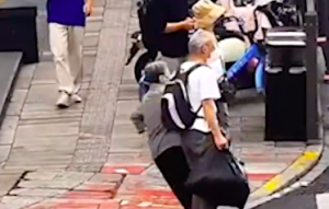 老人街头晕倒一群人冲了上去 刻在中国人骨子里的善良和热心