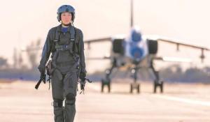 中国战斗机女飞行员高溥宇:对别人要求高 对自己更狠