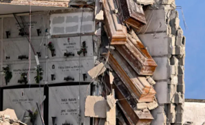 意大利一公墓建筑坍塌 棺材悬空中 逝者家属集体抗议