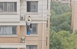 4岁女童被困6楼窗外摇摇欲坠 小伙踩凳成功救人