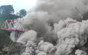 印度尼西亚塞梅鲁火山喷发
