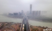 江苏多地浓雾弥漫 城市建筑时隐时现