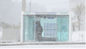 韩国遭超强暴风雪袭击 数百条航线停航停运