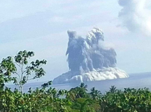 瓦努阿图一座海底火山喷发