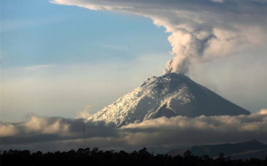 厄瓜多尔火山持续运动 首都基多飘落火山灰
