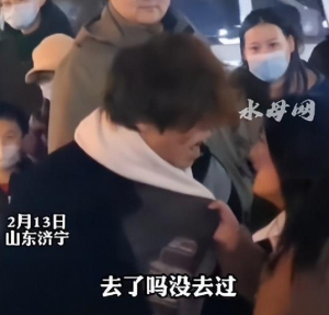女孩与他人喝酒过夜当街与男友争吵，嘴里还喊着过夜了 围观大哥都笑了