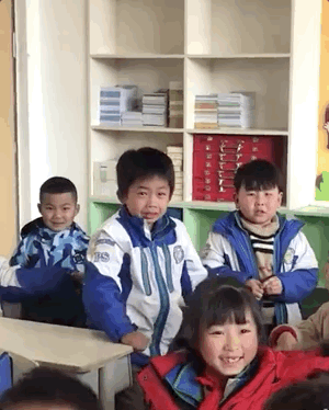 老师用小纸条鼓励学生：“小纸条给你，悄悄地看”