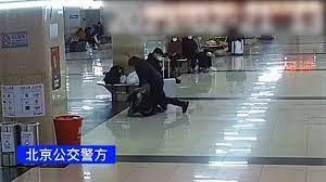 网瘾少年打母亲民警教育：一个摔手机一个打人，都不对！