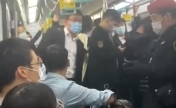 两男子在地铁因是否戴口罩起争执 北京地铁回应，建议乘客佩戴但不强制