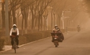 北京PM10“爆表”上海重度污染 中央气象台：沙尘不是需要根治的天气