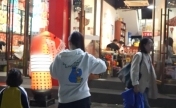 淄博烧烤火了，杭州烧烤申请出战，店铺用气球人揽客