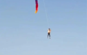 风筝节男子被巨型风筝带上天空 非失误故意这么玩