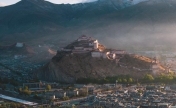 西藏日喀则：晨曦洒向江孜宗山古堡