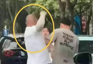 南京街头打人男子被刑拘 因行车问题引发肢体冲突