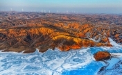 陕西榆林：雪后麻黄梁黄土地质公园色彩斑斓