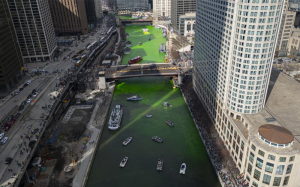 美国芝加哥河被染成绿色