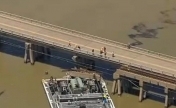 美国得州一大桥因驳船撞击关闭 部分石油泄漏