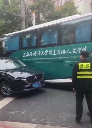 上海外国语大学大巴撞车 SUV被顶90度引围观