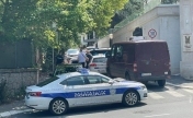 一警察在以色列驻塞尔维亚大使馆前遭袭