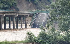 陕西商洛桥梁垮塌救援现场已搜寻到15具遇难者遗体