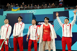 奖牌+1！中国队夺竞技体操男子团体银牌