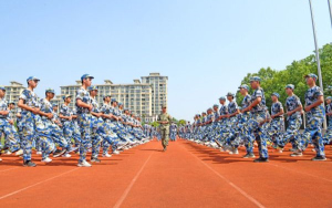 安徽淮南：高一新生军训迎开学