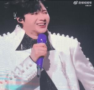 刘宇宁礼貌性脱鞋 粉丝互动笑翻全场