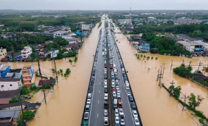 航母参与救灾 泰国宋卡府因洪灾进入紧急状态