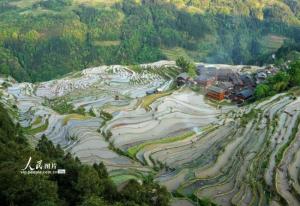 鸭绿江畔祭英烈 静盼英雄归来