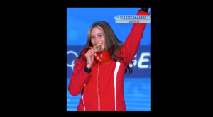 北京冬奥会赛场一天两次奏响国歌，升起三面五星红旗