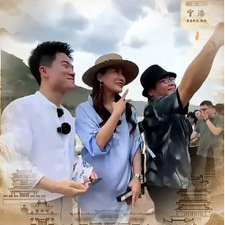 与辉的丈母娘们 看nia宇辉在壶口拍照美滴很