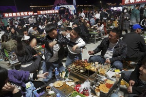 Çin’in Zibo şehrinde şiş kebap çılgınlığı!