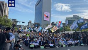 Güney Kore'de on binlerce kişi Japonya'yı protesto etti