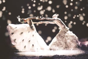 彩云之南飞来“雀之灵”，杨丽萍再现经典舞台