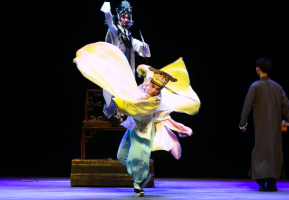 在小剧场，看见传统戏曲的青春模样