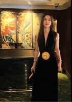 章泽天现身香港逛展 深V黑裙礼服配金腰带优雅大气