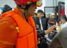 消防员暴雨中救出被困男孩 父亲哭着跪谢