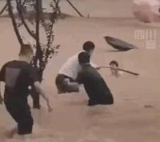 风雨中，他们舍命救人，河南挺住！