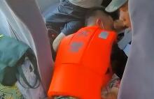 这一跪 太戳泪！武警战士跪地转运重症患者