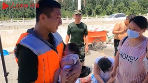 粉了！“00后铁汉”抱娃，手法专业！