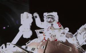 早报|航天员完成首次出舱任务 北方迎大范围雨雪