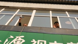 暖流 | 医护人员通宵做核酸检测 居民送充电器食物