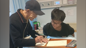 暖流 | 八旬老教授病房内插着胃管辅导学生作业